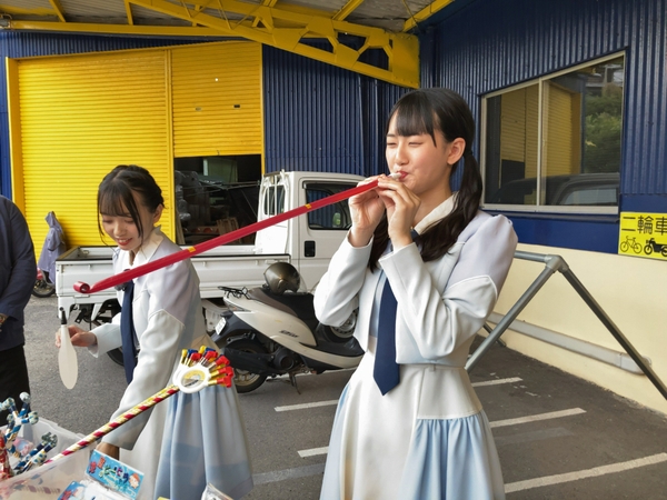 「吹き戻し」＝息を吹いたらピロピロ伸びて、吐くとクルクル戻るアレです