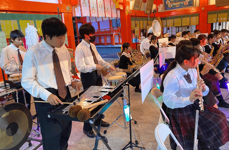 令和5年(2023年)「和傘の灯り2023」での演奏の様子