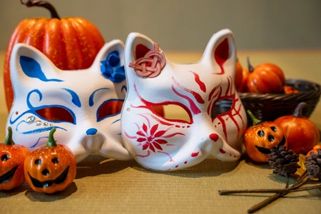和の仮装で楽しむハロウィン 狐面絵付け体験と特製デザートを提供