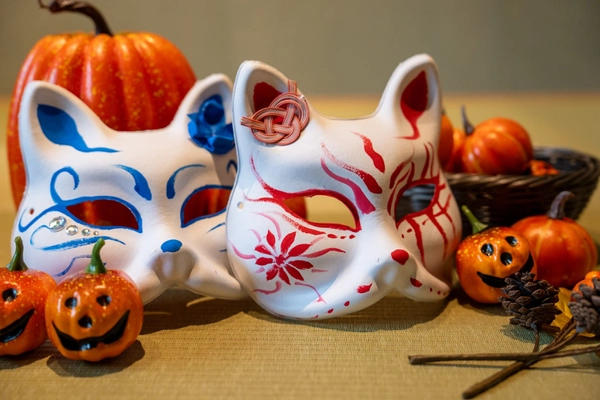 和の仮装で楽しむハロウィン 狐面絵付け体験と特製デザートを提供