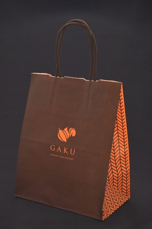 ロゴ入りの手提袋