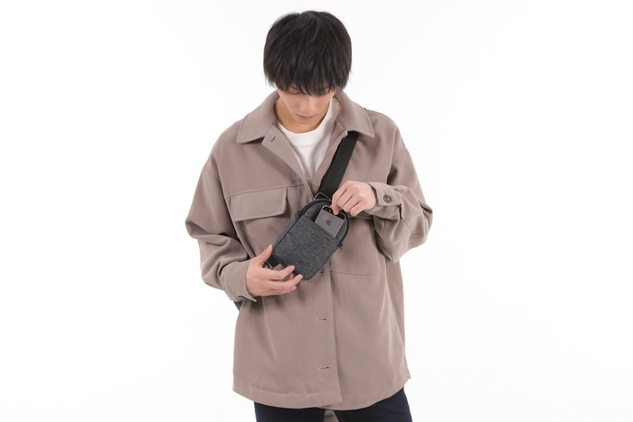 ポーチを前に移動することによりスマホの操作が簡単にできる