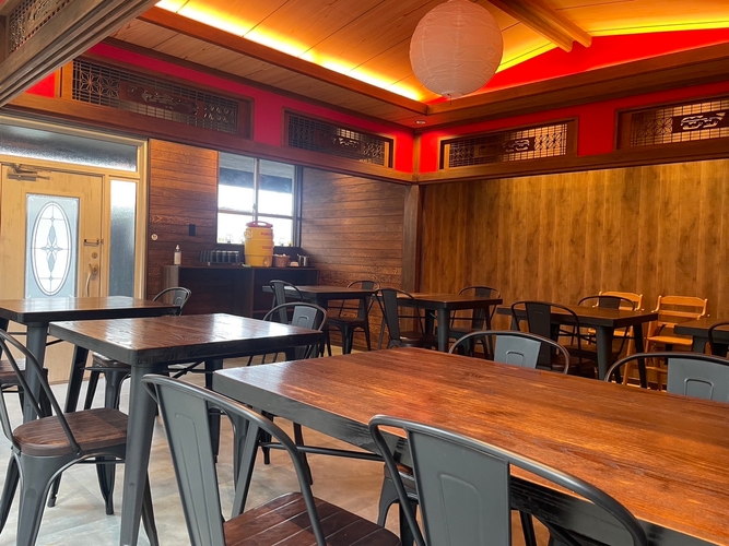 木を基調とした落ち着いた雰囲気の店内