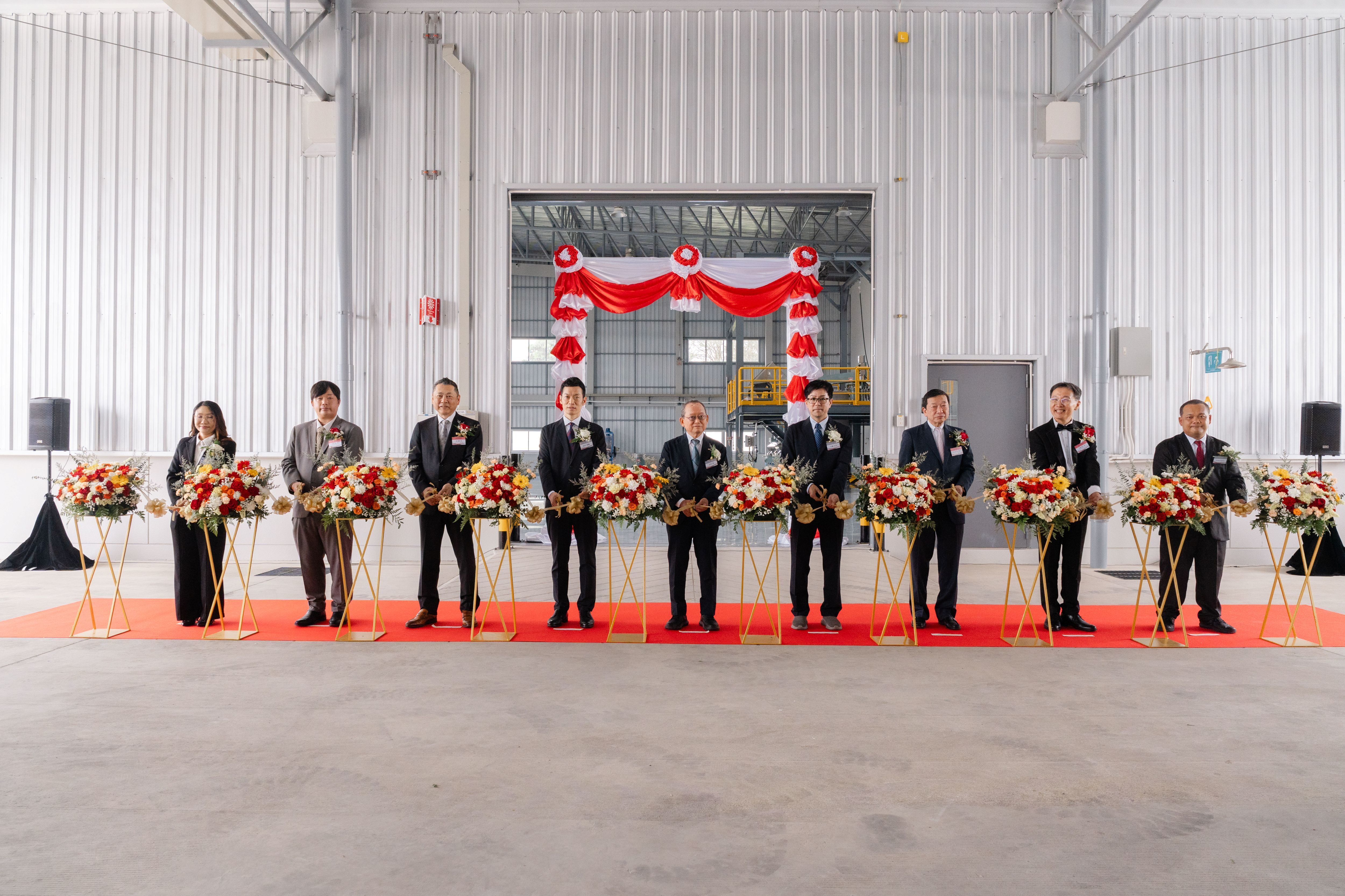 テープカットの様子