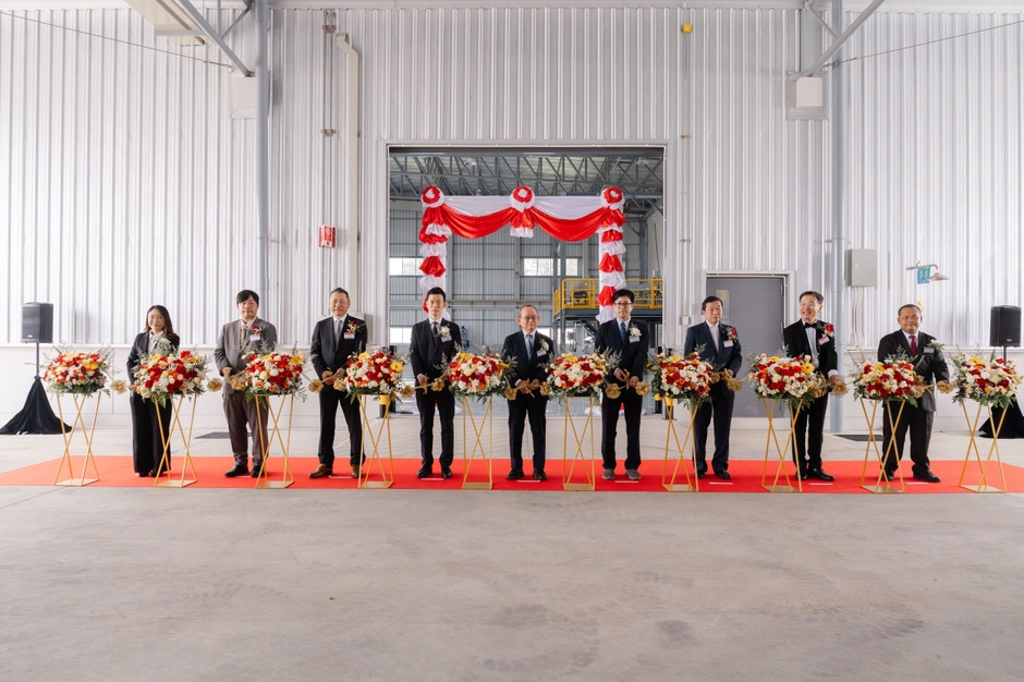 テープカットの様子