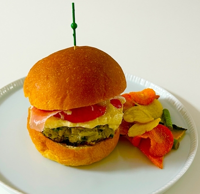 【地中海風】野菜・マリネ・フムス添えお肉のバーガー＆チップス