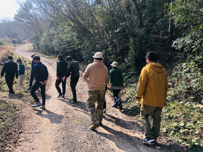 荒らされた山に罠を仕掛けに