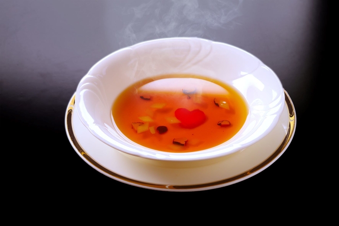 スープ=トリュフ入りコンソメスープ(盛り付け例)