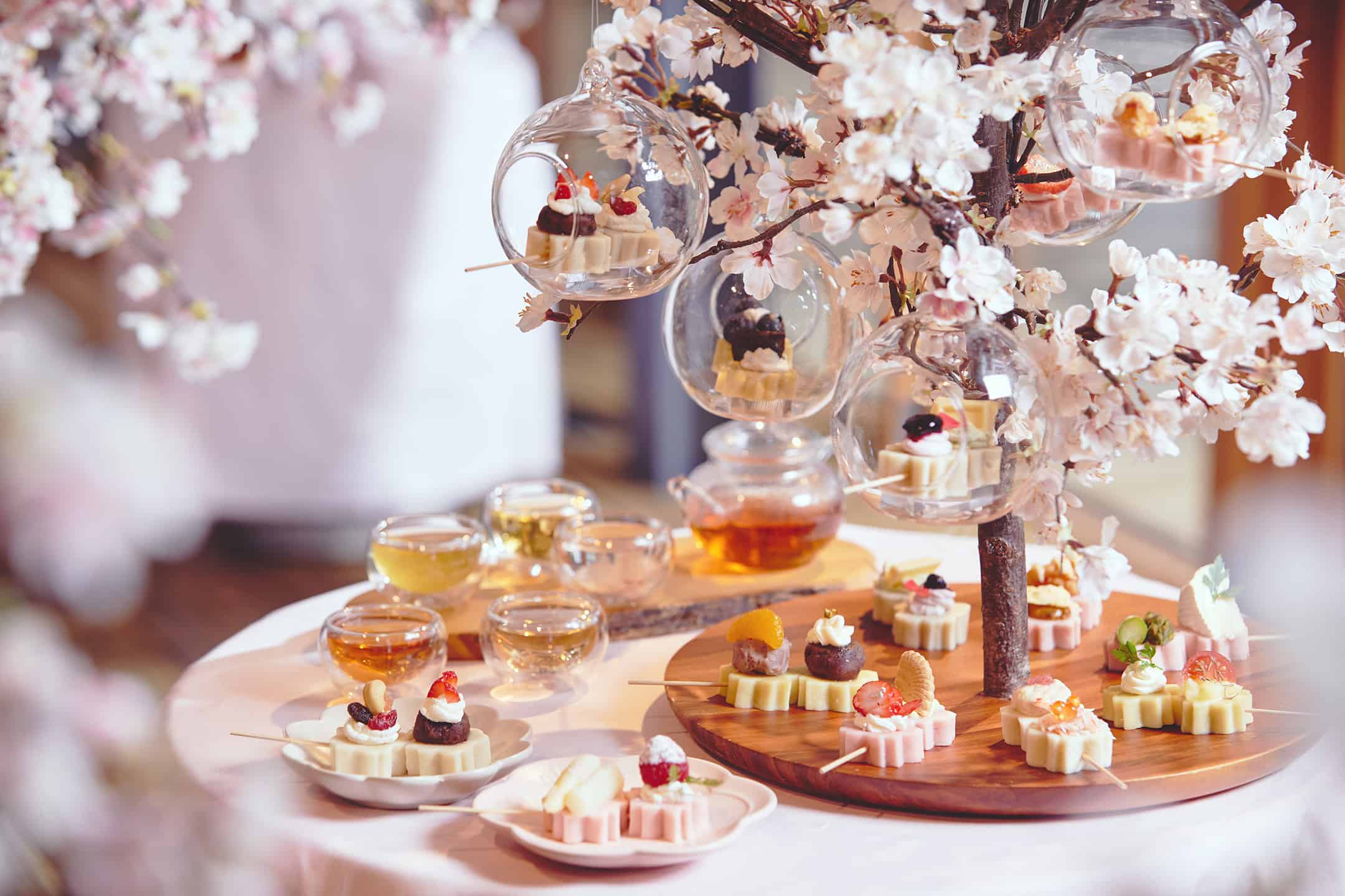 【トマム】~イチゴクリーム団子やピザ団子など、食べ比べを楽しめる~桜の木で作ったスタンドに20種類のお団子が並び気分が華やぐ 「お花見団子アフタヌーンティー」提供|期間:2023年4月28日~5月31日