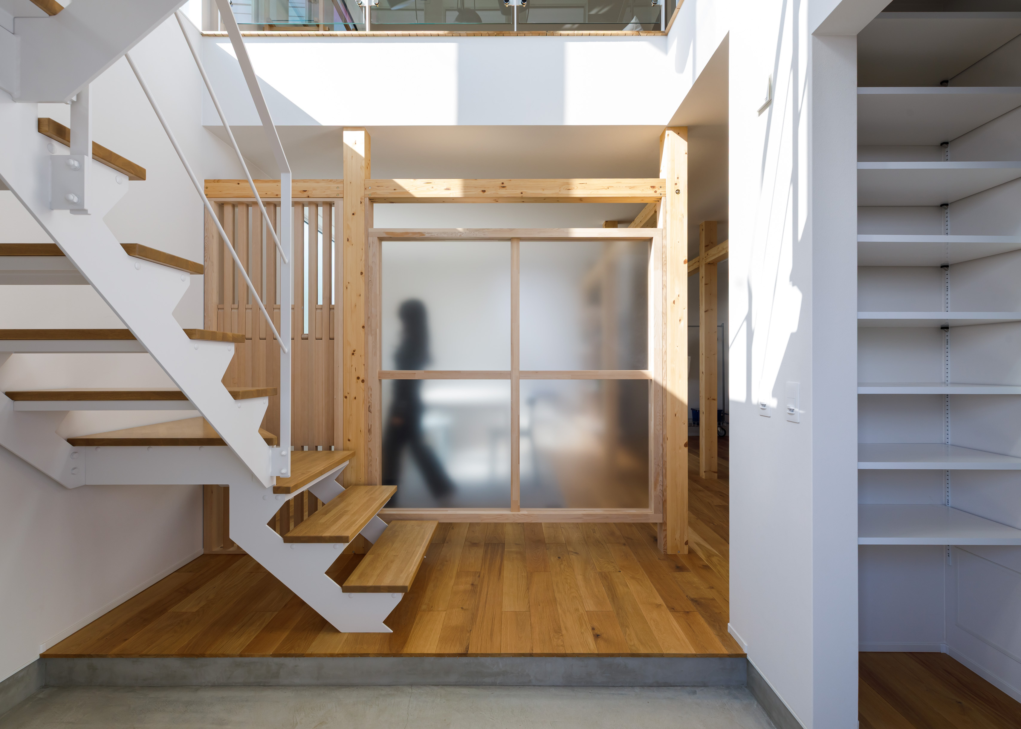 明るさと視線の抜けを感じるパーテーション Flxy WALL