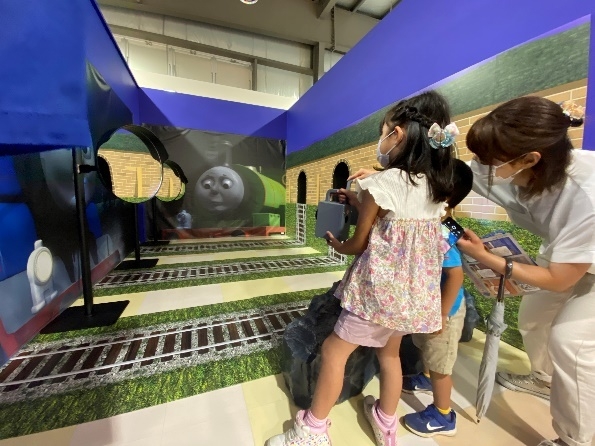 誰がいるかな？夜のトンネル