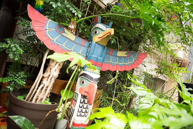 カラフルトーテムポールがお出迎え!