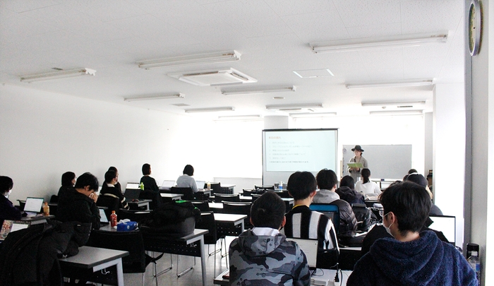 制作物プレゼンテーションの終了後、感想を述べている企業(夢館)スタッフ