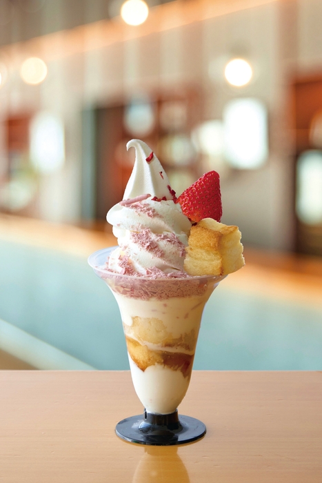 かふぇあま屋 NISEKO「Mt.Yotei 雪どけフレンチトーストパフェ イチゴ」