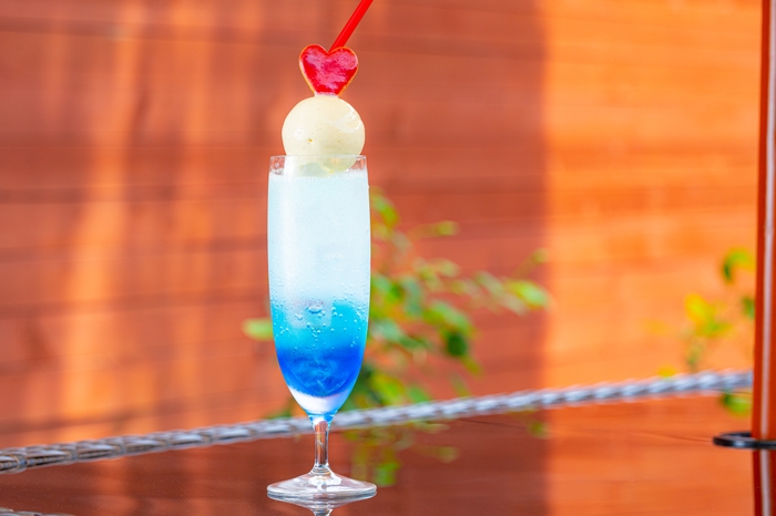 爽やかな青と赤いハートのコントラストが美しい“神秘の龍宮クリームソーダ”