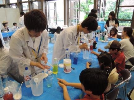 毎年大盛況の近大科学祭(スライム、スーパーボールづくりの様子)