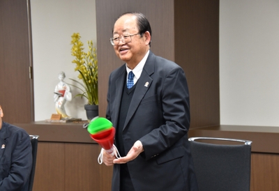 「声をからして応援する」と立花理事長