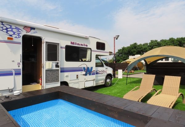 プール付きのキャンピングカーを満喫