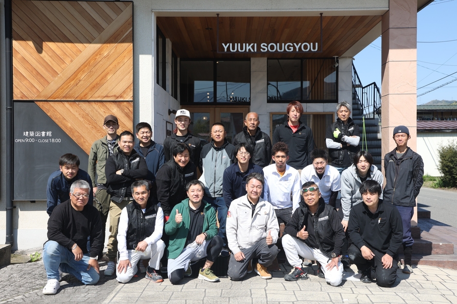 ゆうき総業本社前にて