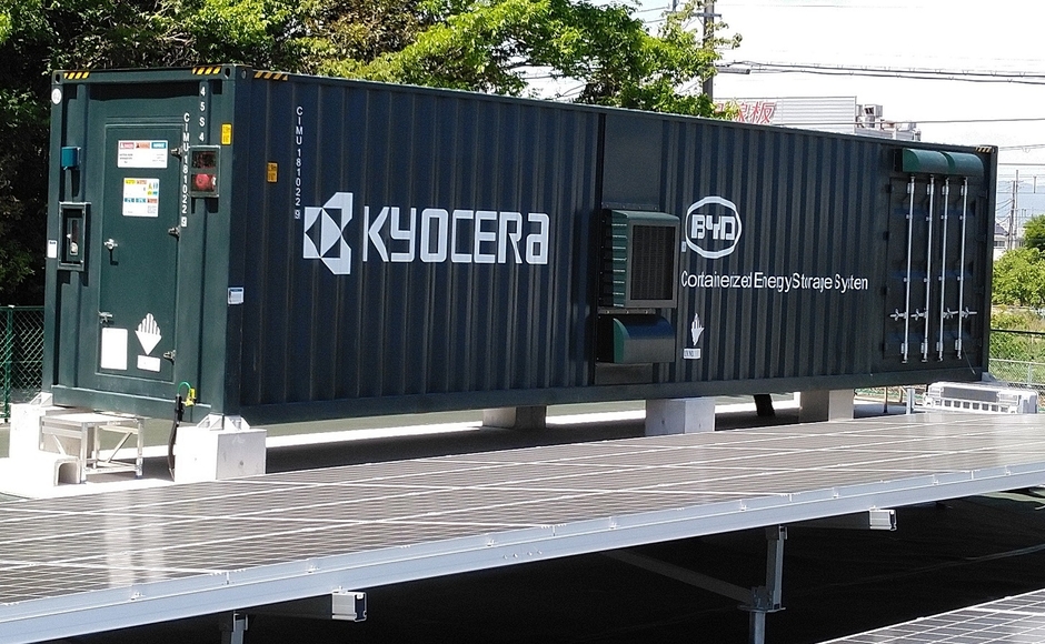 野洲上屋(やすかみや)発電所に設置した蓄電池