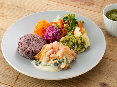 チキンステーキ~岩下の新生姜とほうれん草のチーズクリームソース~