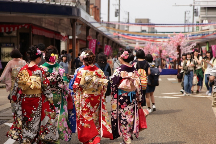 街中にきもの姿があふれる「十日町きものまつり」