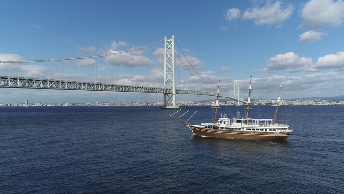 明石海峡大橋と咸臨丸