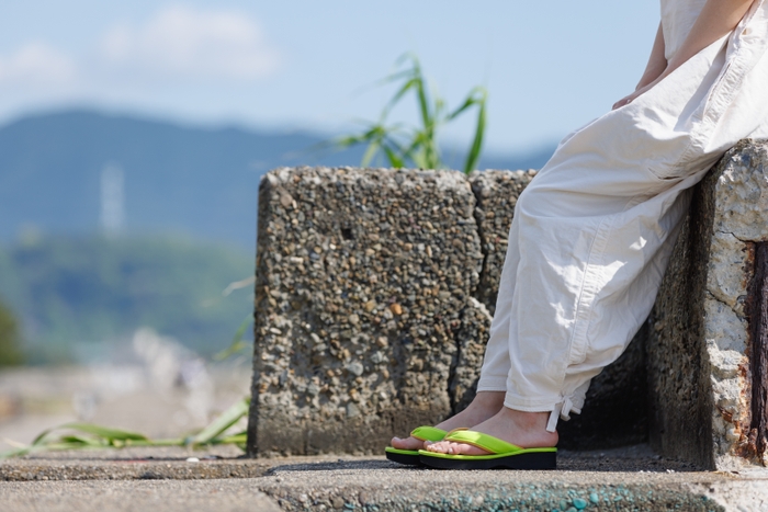 涼やかな夏コーデにフィットするinoca SETTA （写真：inoca SETTA WOMEN 105若草×203琥珀）