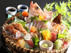 海を一望、春のごちそうと展望温泉に満たされる京丹後のひととき。/ 京都府京丹後市夕日ヶ浦温泉「夕日浪漫　一望館」