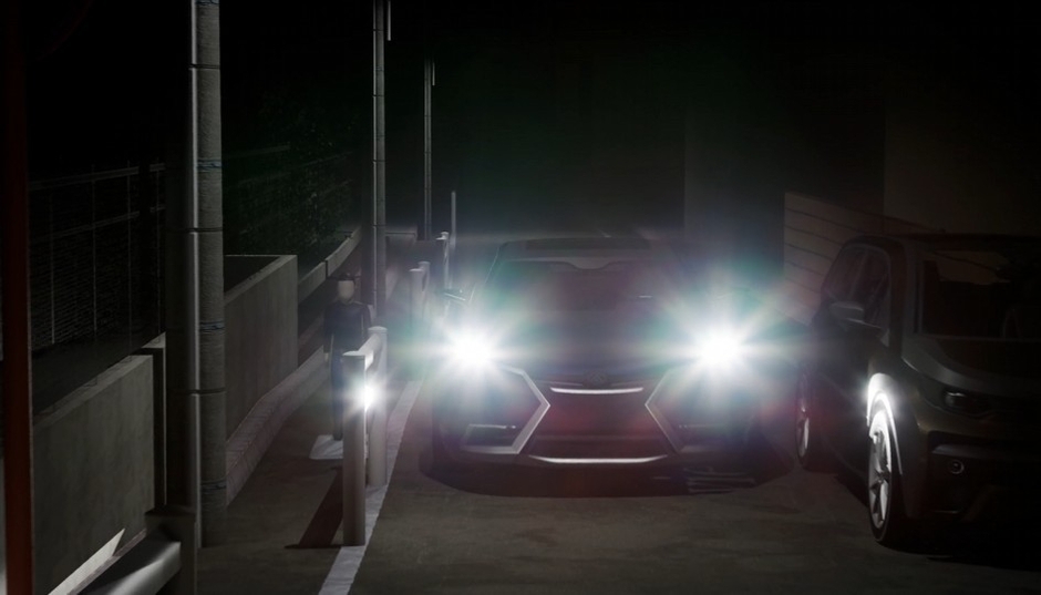 画像説明1:夜間の危険シーン例 :下り坂を走行中の自転車の運転者が(シーンは自転車運転者のアングル)、対向車のライトに目がくらみ、左に歩行者がいることに気づかずに、思わず左にハンドルを切る