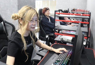 学生たちとプレーするCURUMIさん(左)