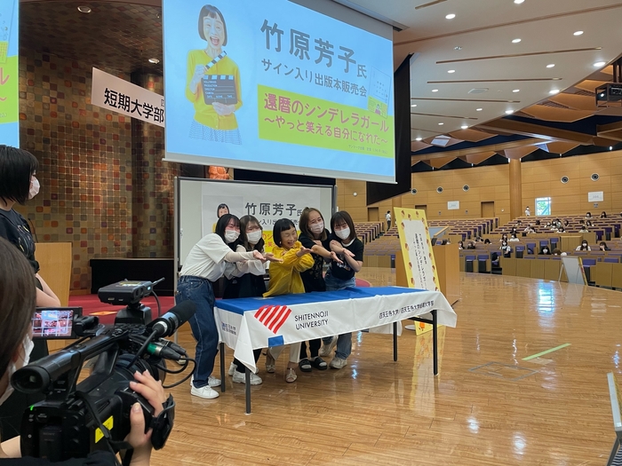 講演会後 学生との写真撮影に応じる竹原さん