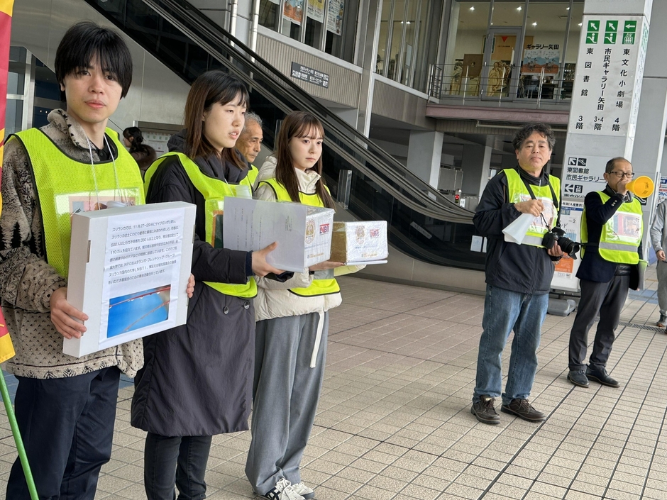 募金を呼び掛ける学生たち