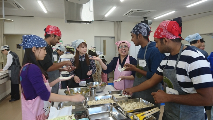 国を越えて、みんなで料理