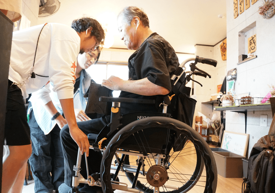 店内では車いすを使用。リハビリ職員が移動をサポートしながら、安心して食事を楽しめるよう環境を整えました。