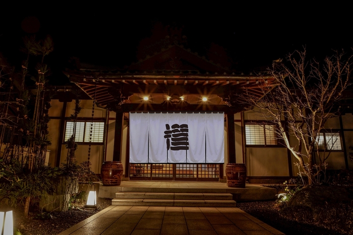 【外観】仄かな灯りが誘う、大人のための隠れ家。