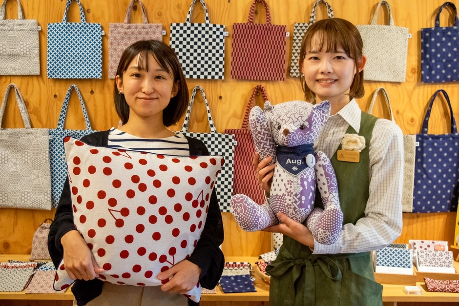 左：山口織物鷹山堂有限会社　齋藤さん、yamagata glam 白丸マネージャー