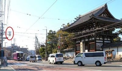 太秦交差点を東から西に向いて撮影。右側が広隆寺と三条通。 赤色丸印箇所に、東西方向に向けて路面電車専用信号を設置。