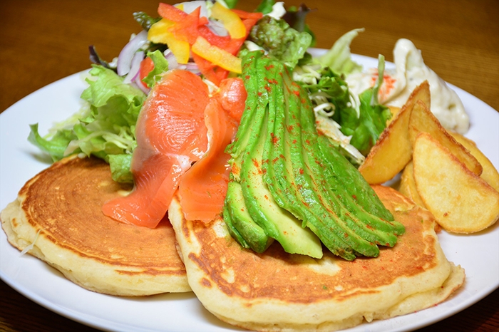 サーモンとアボカドのパンケーキプレート(ドリンク付き)￥1,150(税抜)