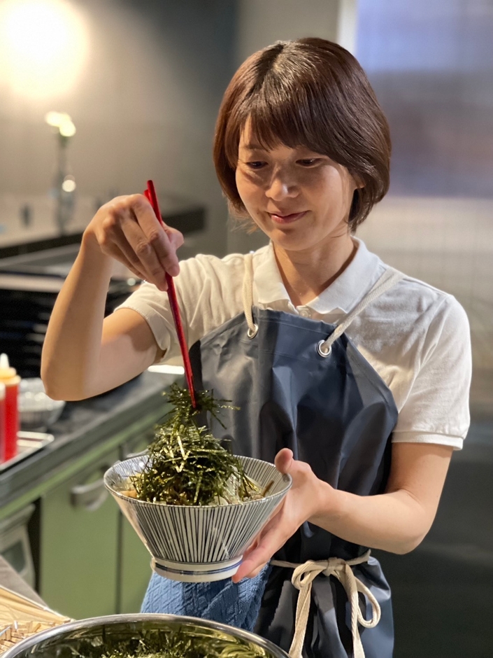 冷し肉そばを盛り付けるさやか店長。朝イチに出勤して全ての味を決めている。