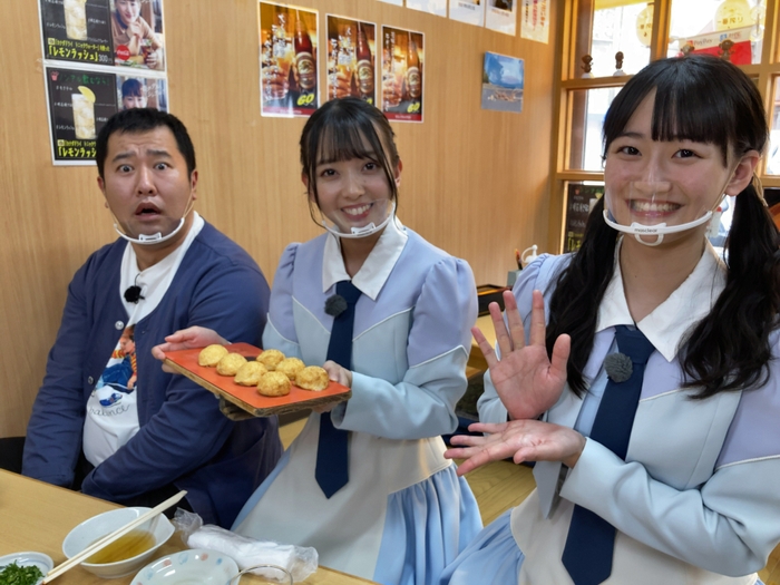 (左から)とにかく明るい安村・石田みなみ(STU48)・信濃宙花(STU48)