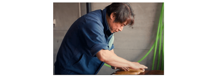 塩漬けしたからすみを一つずつ丁寧に塩出しする川崎代表