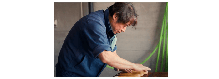 塩漬けしたからすみを一つずつ丁寧に塩出しする川崎代表