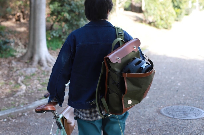 ヘルメットなど様々な荷物を持ち運べます