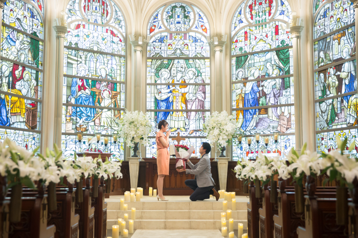 大聖堂でのロマンチックなプロポーズ