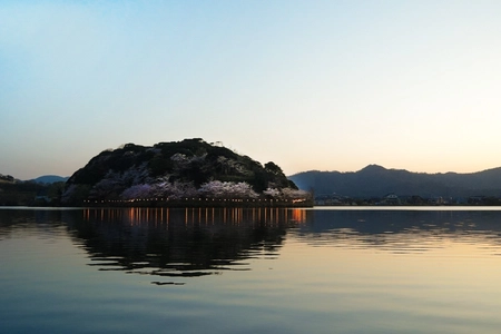 【もうすぐ開花‥湖越しに望む桜色】桜とのペアリングを愉しむナチュラルワイン。こころ凪ぐ春の午後　京都・丹後「HOTEL&湖邸 艸花 -そうか-」