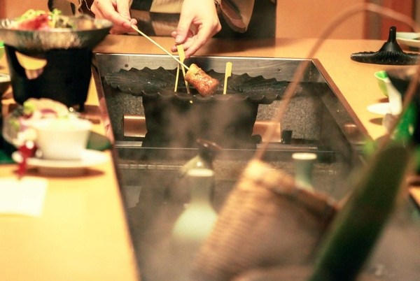 目の前で揚げるあつあつのさつま揚げ