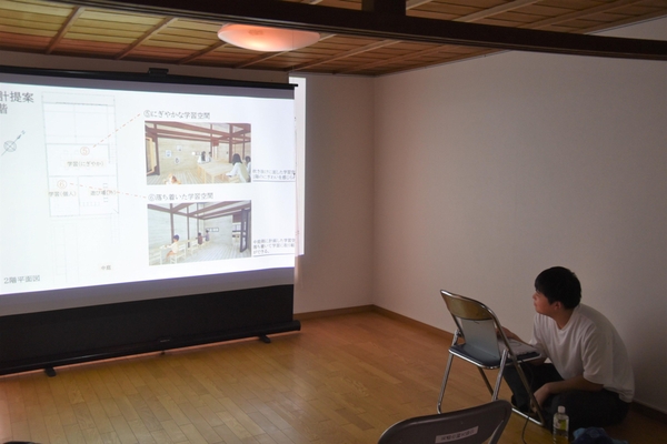 古民家活用案をレクチャーする学生