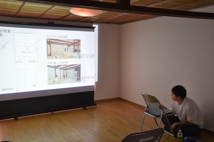 古民家活用案をレクチャーする学生