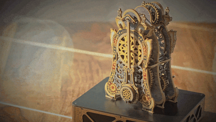 振り子が動きながら時を刻む